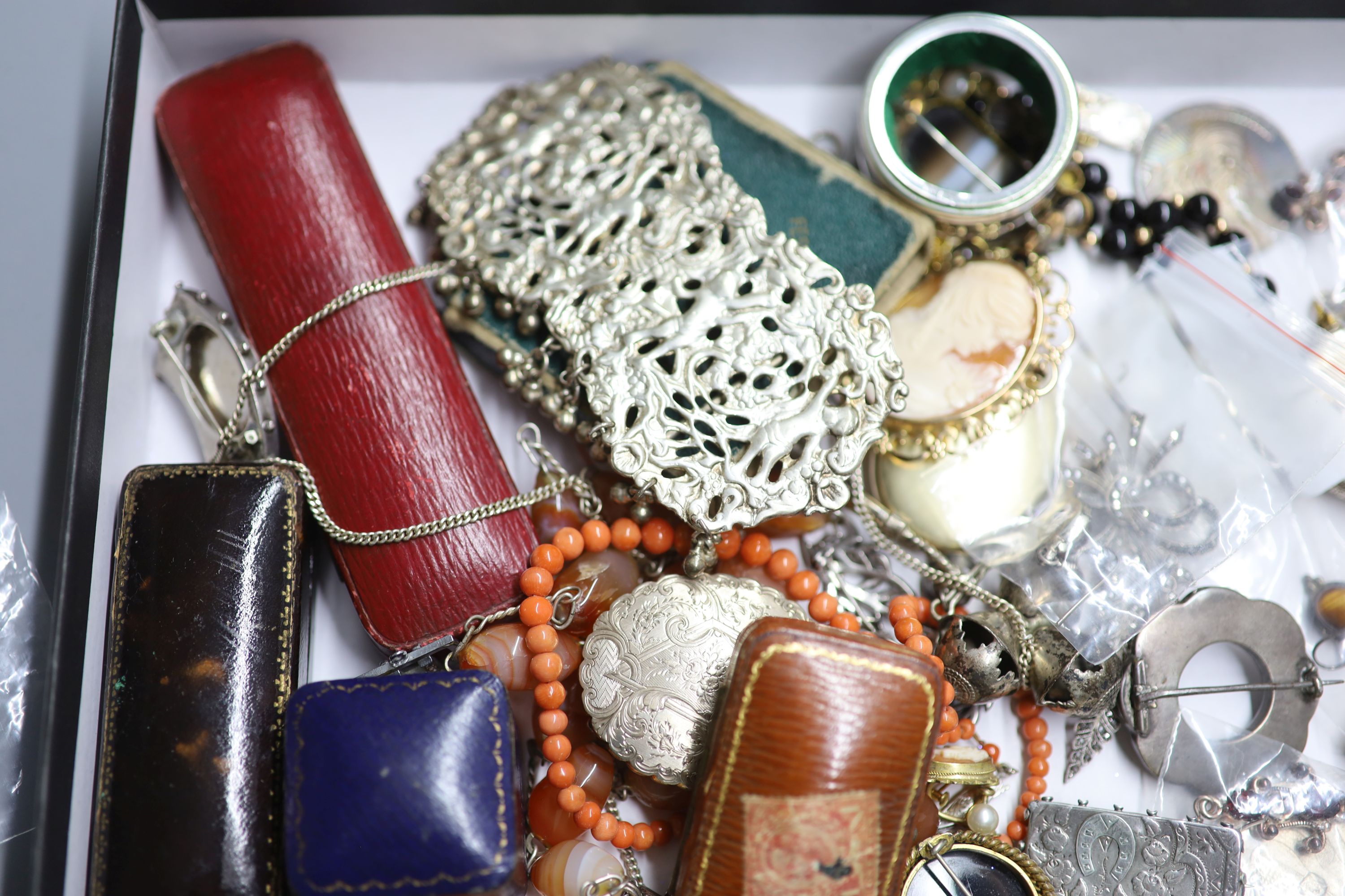 A quantity of mixed jewellery.